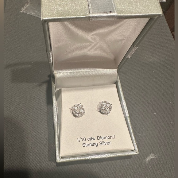 1/10 CTTW sterling silver earrings - Picture 1 of 2